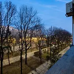 Downtown Retreat With Stunning Boulevard Views Apartament