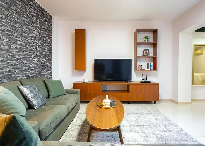 Downtown Retreat With Stunning Boulevard Views *