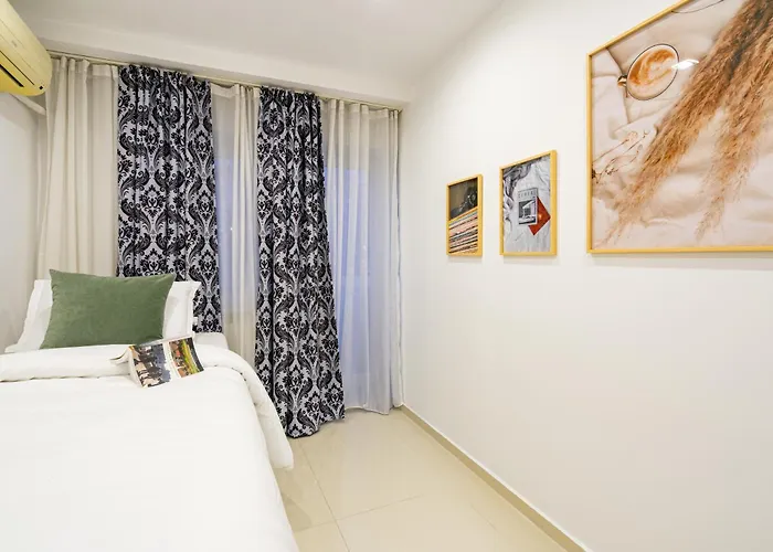 Downtown Retreat With Stunning Boulevard Views *