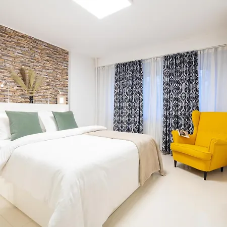 Downtown Retreat With Stunning Boulevard Views شقة بوخارست